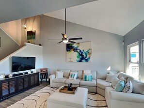 Rumah, Beberapa Tempat Tidur, patio, pemandangan samudra | Area keluarga | TV