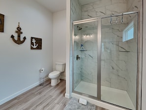 Casa, varias camas, patio | Baño | Amenidades de baño de diseñador, toallas, papel de baño 