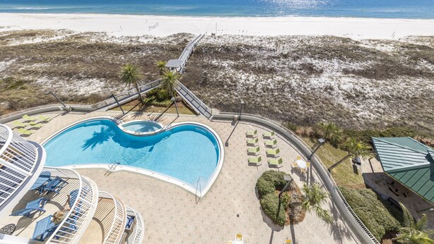 Un complexe hôtelier doté d’une grande piscine, d’un accès à la plage et offrant une vue sur l’océan.
