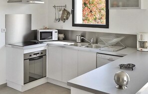 Fridge, microwave, oven, dishwasher - Stunning home in Monteux (Monteux)