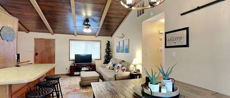 Ferienhütte, Mehrere Betten, Balkon | Eigene Küche | Mikrowelle, Wasserkocher mit Kaffee-/Teezubehör