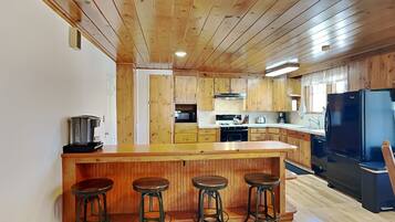 House, Multiple Beds, Patio, Garden View | Private kitchen | Fridge, microwave, oven, stovetop