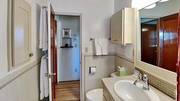 House, 2 Queen Beds, Hot Tub, Garden View | Bathroom | Designer toiletries, towels, toilet paper