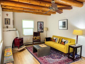 Ferienhaus, 2 Queen-Betten, Whirlpool, Gartenblick | Wohnbereich