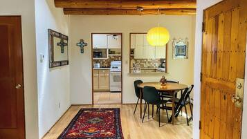 Nhà, 2 giường cỡ queen, bồn tắm nước nóng, quang cảnh vườn | Khu ăn uống