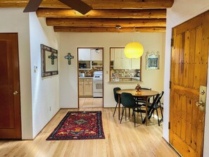 Ferienhaus, 2 Queen-Betten, Whirlpool, Gartenblick | Speisen