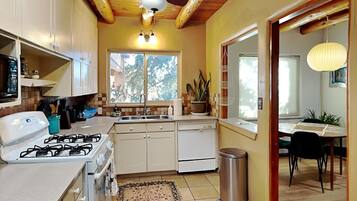 House, 2 Queen Beds, Hot Tub, Garden View | Private kitchen | Fridge, microwave, oven, stovetop