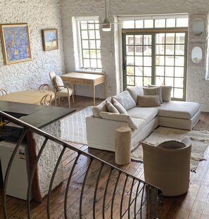 Una Smart TV, una chimenea