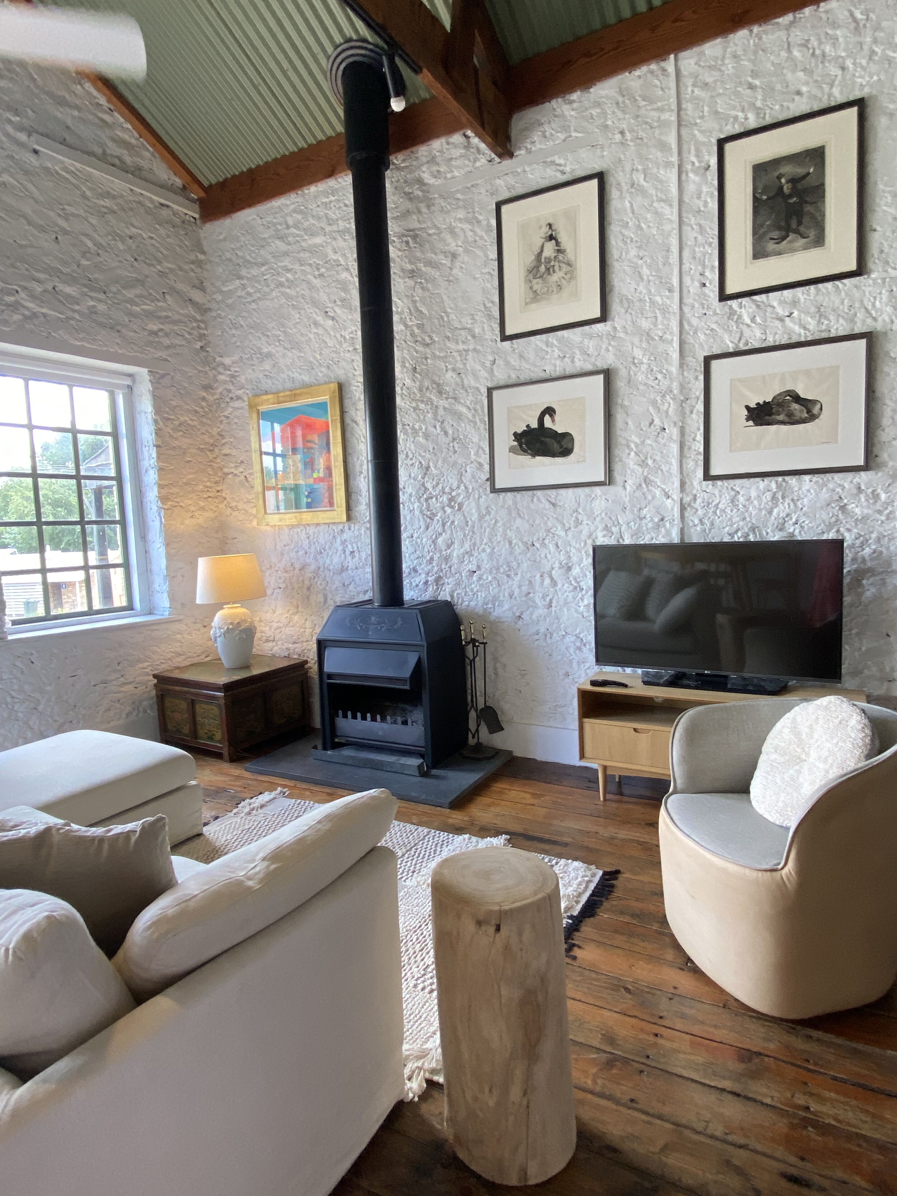Smart TV y chimenea 