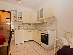 Kühlschrank, Ofen, Herdplatte, Wasserkocher mit Kaffee-/Teezubehör