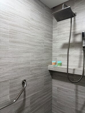 Douche, sèche-cheveux, serviettes fournies, savon