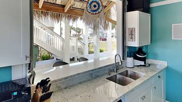 House, Multiple Beds, Patio, Garden View | Private kitchen | Fridge, microwave, oven, stovetop