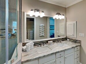 Ferienhaus, Mehrere Betten, Terrasse, Gartenblick | Badezimmer