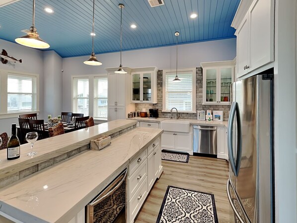 Hus - flera sängar - uteplats - utsikt mot trädgården | Eget kök | Kylskåp, mikrovågsugn, ugn och spishäll