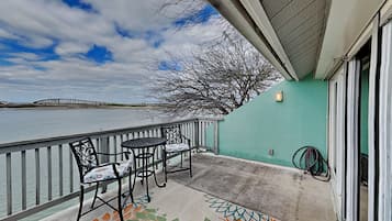 Condo (3 Bedrooms) | Front of property