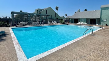 Condo (3 Bedrooms) | Property amenity