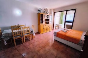 1 bedroom, iron/ironing board, travel cot, WiFi - Rest and sea at sunset (Mesa del Mar)