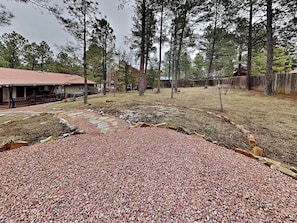 A residential area with a house, a fenced yard, and a gravel driveway. - Blue Sky by Ruidoso Vacation Rentals (Ruidoso)