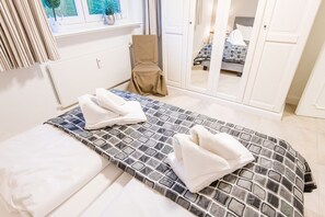 2 habitaciones, tabla de planchar con plancha, wifi y ropa de cama