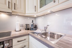 Een koelkast, een magnetron, een oven, een kookplaat