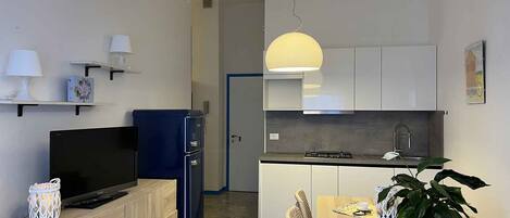 Kylskåp, spishäll, diskmaskin och kaffe- och tebryggare