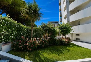 Property grounds - Holiday apartment in the central area, with swimming pool and near the sea (Bibione)