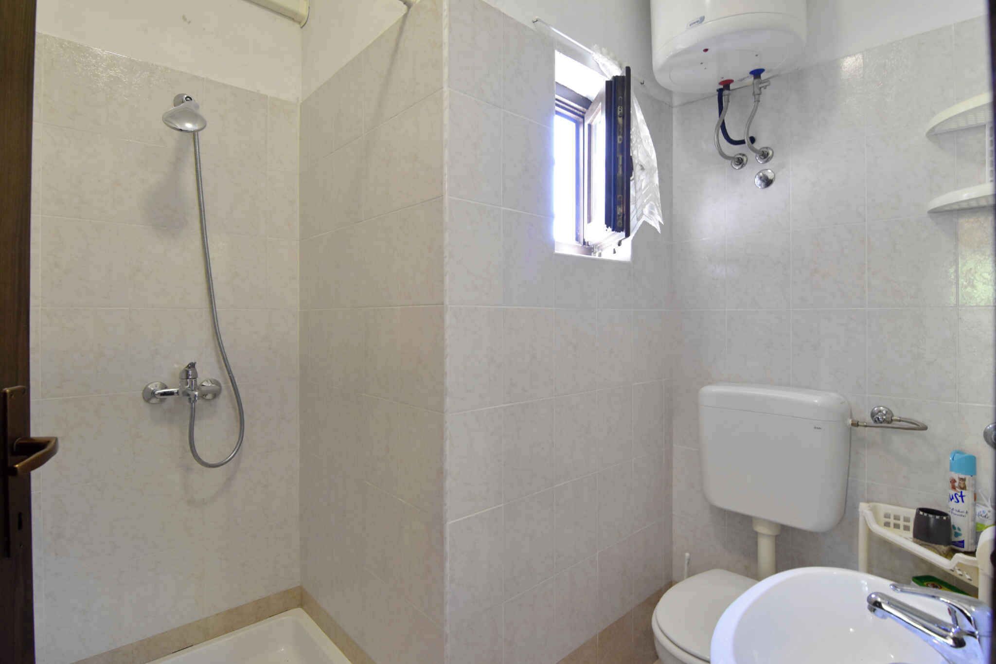 Un baño con ducha, inodoro y lavamanos.