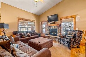 Smart TV, fireplace