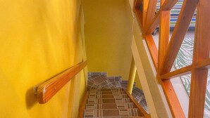 Una escalera con barandillas de madera y azulejos decorados.