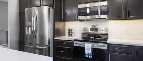 Refrigerador, microondas, horno y parrilla de estufa
