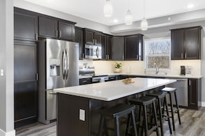 Fridge, microwave, oven, stovetop - Peaceful Escape featuring Billiards, Arcades & $400 in Free Daily Attraction Tickets! (Branson)