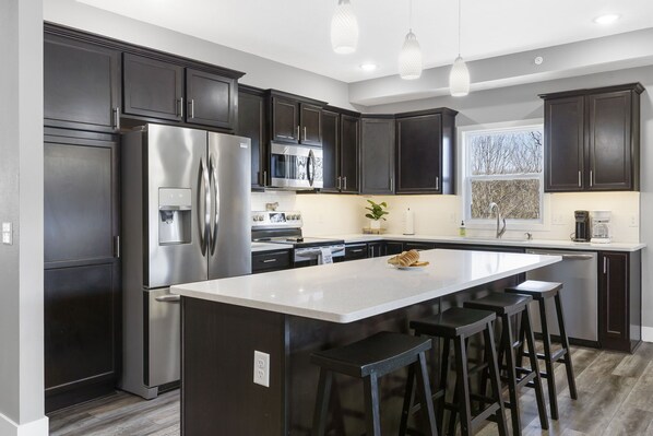 Fridge, microwave, oven, stovetop - Peaceful Escape featuring Billiards, Arcades & $400 in Free Daily Attraction Tickets! (Branson)