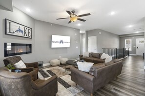 TV, fireplace - Peaceful Escape featuring Billiards, Arcades & $400 in Free Daily Attraction Tickets! (Branson)