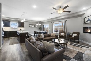 TV, fireplace - Peaceful Escape featuring Billiards, Arcades & $400 in Free Daily Attraction Tickets! (Branson)