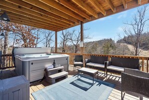 Outdoor spa tub - Peaceful Escape featuring Billiards, Arcades & $400 in Free Daily Attraction Tickets! (Branson)