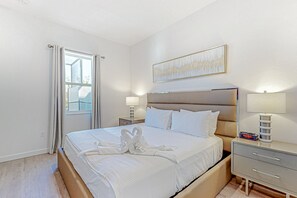 5 bedrooms, desk, iron/ironing board, Internet - New dog-friendly townhouse with amazing pool, lanai, AC, & washer/dryer (Davenport)