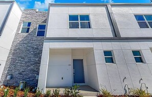 Exterior - New dog-friendly townhouse with amazing pool, lanai, AC, & washer/dryer (Davenport)
