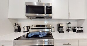 Refrigerador, microondas, horno y parrilla de estufa 