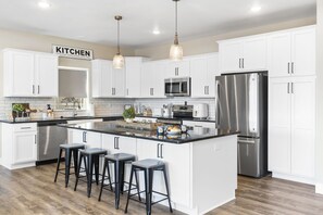 Fridge, microwave, oven, stovetop - Huge Lakeview Getaway w/ Fun Arcades, Ping Pong Free Silver Dollar City Tickets Community Amenities! (Branson)