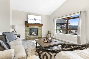 Smart TV, fireplace, table tennis - Huge Lakeview Getaway w/ Fun Arcades, Ping Pong Free Silver Dollar City Tickets Community Amenities! (Branson)