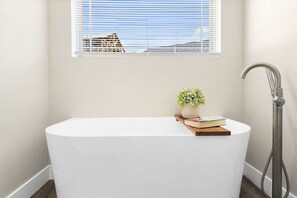 Douche, séchoir à cheveux, serviettes fournies