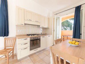 Fridge, oven, cookware/dishes/utensils, dining tables