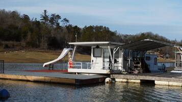 Serviettes fournies, savon, papier toilette