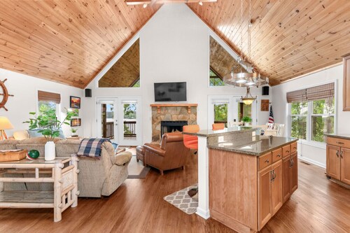 Fantastic View and No Pet Fee, Kayaks, Dock