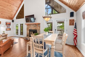 Dining - Fantastic View and No Pet Fee, Kayaks, Dock (Sparta)