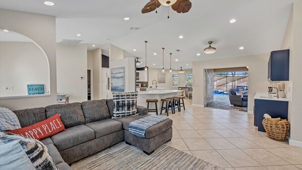 Smart TV, table tennis - Hakuna Matata - 4 bed luxury vacation home, pool w/ electric heater, pool fountain, game room (Cape Coral)