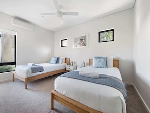 4 bedrooms, iron/ironing board, WiFi, bed sheets