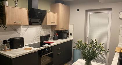 Lovely 3 bed, garden Jacuzzi, driveway, free Wifi, close Airport and centre