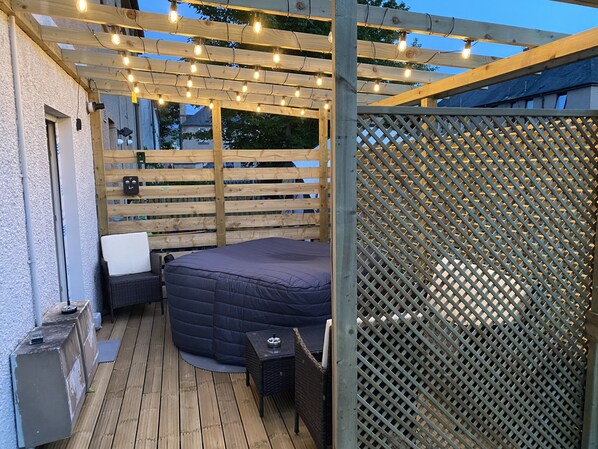 Terrace/patio - Lovely 3 bed, garden Jacuzzi, driveway, free Wifi, close Airport and centre (Edinburgh)