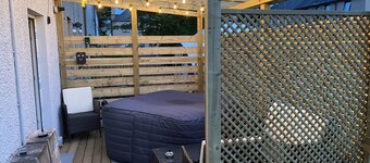 Lovely 3 bed, garden Jacuzzi, driveway, free Wifi, close Airport and centre